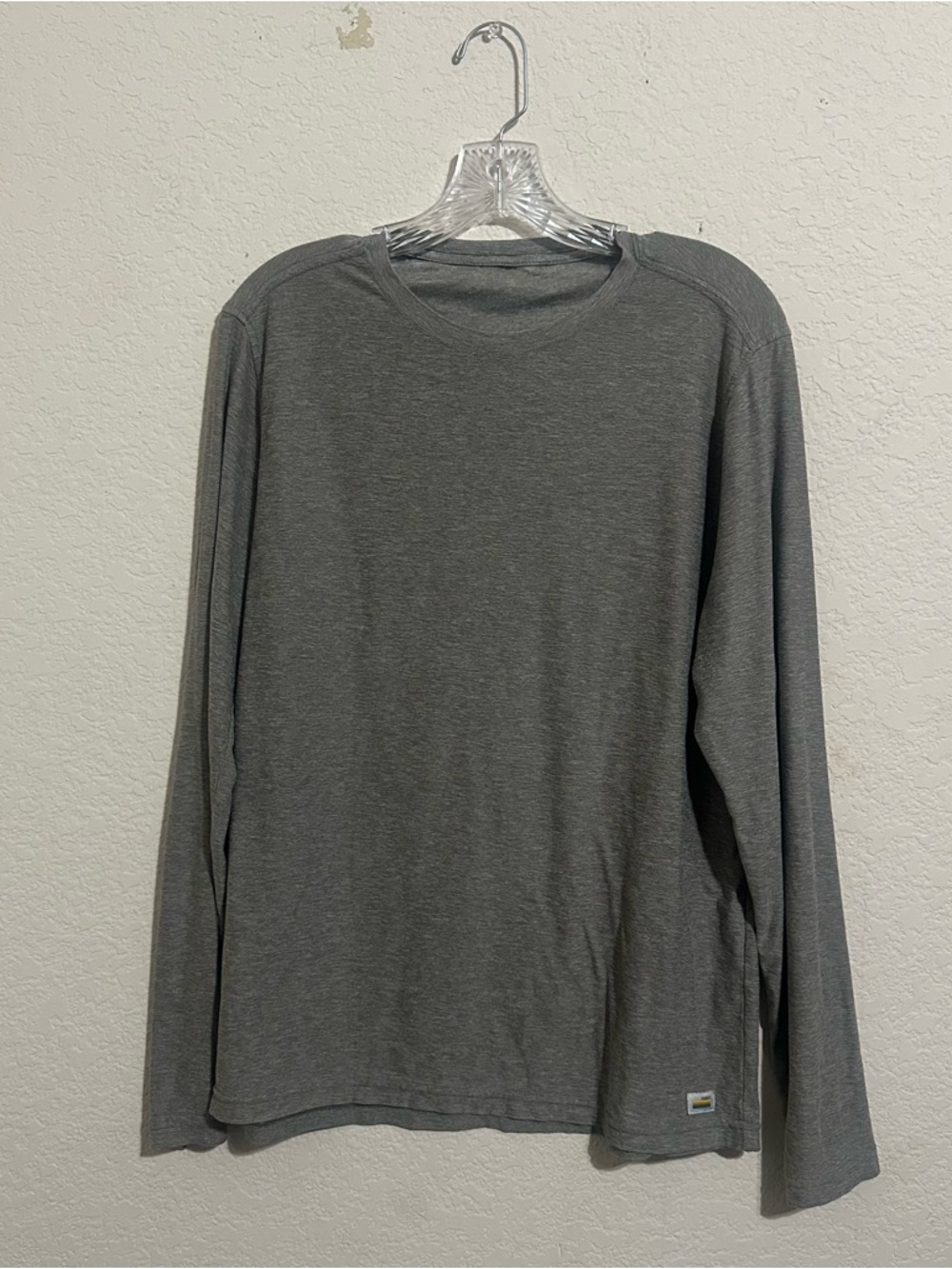 Vuori Men's Long-Sleeve Strato Tech Tee Gray
